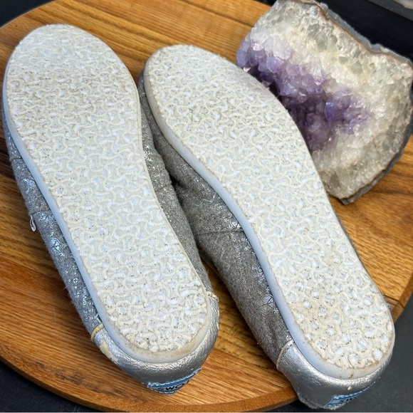 Fleece lined cozy Toms flats - women’s size 7.5, metallic silver design, peace - Picture 2 of 9